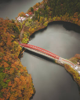 Luftaufnahme der roten Minetani-Brücke am Okutama-See während der Kyoto-Saison, Tokio Japan. - AAEF17935