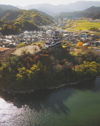 Luftaufnahme der Burg Ozu während der Koyo-Saison, Ozu, Ehime, Shikoku, Japan. - AAEF17944