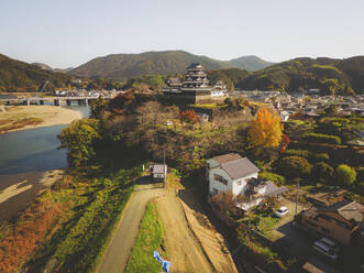 Luftaufnahme der Burg Ozu während der Koyo-Saison, Ozu, Ehime, Shikoku, Japan. - AAEF17946