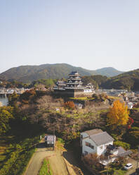 Luftaufnahme der Burg Ozu während der Koyo-Saison, Ozu, Ehime, Shikoku, Japan. - AAEF17947