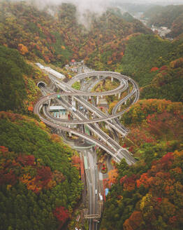 Luftaufnahme der gewundenen Annai-Brücke auf der Takaosan IC-Autobahn, Tokio, Japan. - AAEF17952