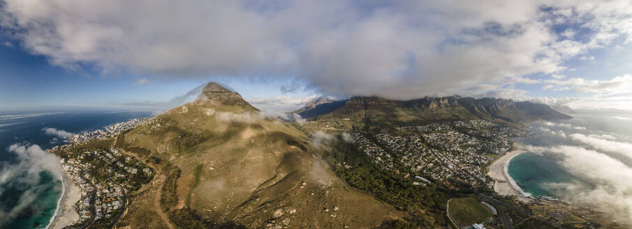 Panoramablick aus der Luft auf Clifton Lions Head und die Zwölf Apostel Berge bei niedriger Bewölkung, Kapstadt, Südafrika. - AAEF17980