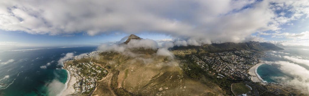 Panoramablick aus der Luft auf Clifton Lions Head und die Zwölf Apostel Berge bei niedriger Bewölkung, Kapstadt, Südafrika. - AAEF17981