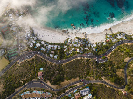 Luftaufnahme von Clifton Beach bei niedriger Bewölkung, Kapstadt, Südafrika. - AAEF17982