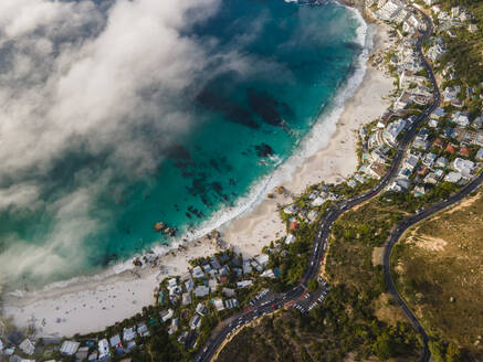 Luftaufnahme von Clifton Beach bei niedriger Bewölkung, Kapstadt, Südafrika. - AAEF17983