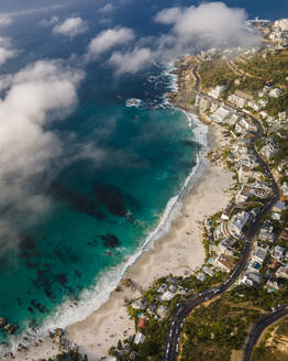 Luftaufnahme von Clifton Beach bei niedriger Bewölkung, Kapstadt, Südafrika. - AAEF17984