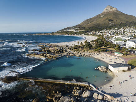 Luftaufnahme von Menschen am Strand entlang der Küste von Camps Bay, Kapstadt, Südafrika. - AAEF17999