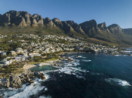 Luftaufnahme von Menschen am Strand entlang der Küste von Camps Bay, Kapstadt, Südafrika. - AAEF18000