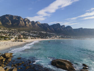 Luftaufnahme von Menschen am Strand entlang der Küste von Camps Bay, Kapstadt, Südafrika. - AAEF18001