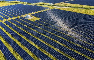 Luftaufnahme von Solarmodulen in einem Solarfeld in Micco, Sebastian, Florida, Vereinigte Staaten. - AAEF18009