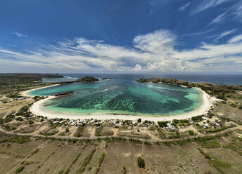 Luftaufnahme des Tanjung Aan Beach in der Nähe von Kuta Lombok, Indonesien. - AAEF18015