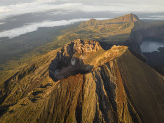 Panorama-Luftaufnahme des Rinjani-Gipfels, Lombok, Indonesien. - AAEF18018