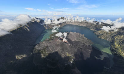 Panoramablick aus der Luft auf den Vulkan Barujari im Rinjani-Kratersee, Lombok, Indonesien. - AAEF18019