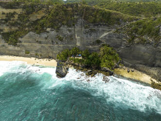 Luftaufnahme von Diamond Beach, Nusa Penida, Bali Indonesien. - AAEF18023