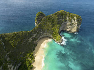 Luftaufnahme von Kelingking Beach, Nusa Penida Indonesien. - AAEF18026