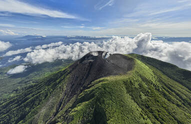 Luftaufnahme des Vulkans Gamalama auf Ternate, Indonesien. - AAEF18035