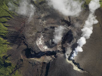 Luftaufnahme des Vulkans Gamalama auf Ternate, Indonesien. - AAEF18037