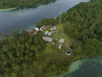 Luftaufnahme eines verlassenen Fischlabors auf der Insel Meti, Indonesien. - AAEF18040