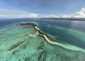 Panoramablick aus der Luft auf die Insel Dodola an einem sonnigen Tag in der Nähe von Morotai, Indonesien. - AAEF18045