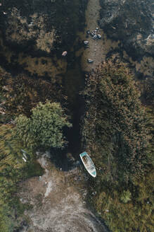 Luftaufnahme eines Fischerboots an der Küste der Insel Hiiumaa in Estland. - AAEF18054