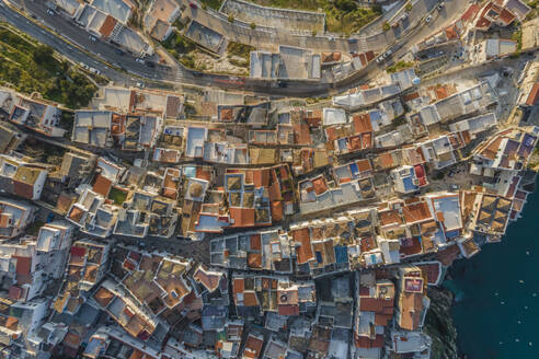 Luftaufnahme von Peschici, einer kleinen Stadt in der Nähe von Foggia, Naturpark Gargano, Apulien, Italien. - AAEF18085