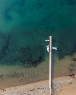 Luftaufnahme eines kleinen Piers im Hafen von Peschici im Naturpark Gargano, Apulien, Italien. - AAEF18089