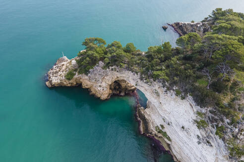 Luftaufnahme des Arco di San Felice, eines natürlichen Bogens an der Küste des Ionischen Meeres, Vieste, Naturpark Gargano, Apulien, Italien. - AAEF18096