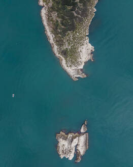 Luftaufnahme der Insel Campi, Vieste, Naturpark Gargano, Apulien, Italien. - AAEF18101