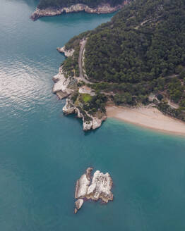 Luftaufnahme der Insel Campi, Vieste, Naturpark Gargano, Apulien, Italien. - AAEF18102