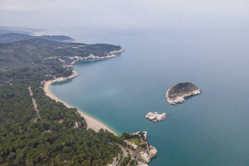 Luftaufnahme von Buchten entlang der wilden Küste mit natürlichen Bögen, Vieste, Naturpark Gargano, Apulien, Italien. - AAEF18103