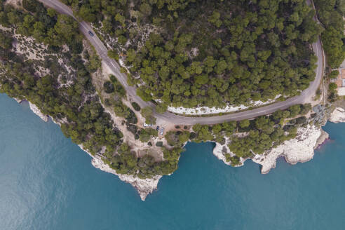 Luftaufnahme einer Straße entlang der wilden Küstenlinie mit natürlichen Bögen, Vieste, Naturpark Gargano, Apulien, Italien. - AAEF18105