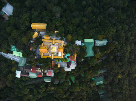 Luftaufnahme des Wat Phra That Doi Suthep, eines buddhistischen Tempels in der Stadt Chiang Mai, Thailand. - AAEF18110