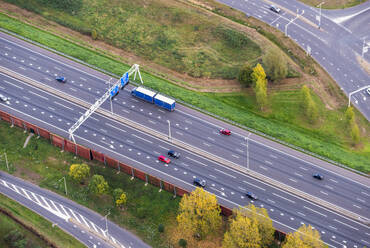 Luftaufnahme der Autobahn A28 mit Pkw, Lkw und Lärmschutzwand, Amersfoort, Provinz Utrecht, Niederlande. - AAEF18127