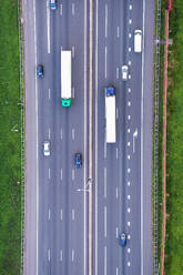 Abstrakte Luftaufnahme der Autobahn A28 mit Autos und Lastwagen, Amersfoort, Provinz Utrecht, Niederlande. - AAEF18128