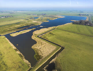 Luftaufnahme eines Sees, einer Wiese und eines Sumpfes im Naturschutzgebiet Hoeksmeer, Provinz Groningen, Niederlande. - AAEF18131