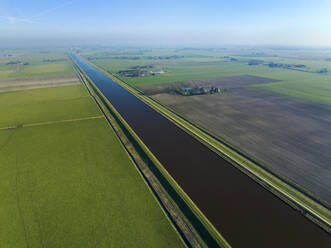 Luftaufnahme des Eemskanaal-Kanals und der Landschaft, Provinz Groningen, Niederlande. - AAEF18132