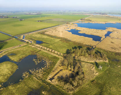Luftaufnahme des Naturschutzgebiets Tetjehorn und des Ackerlands, 't Roegwold, Provinz Groningen, Niederlande. - AAEF18133