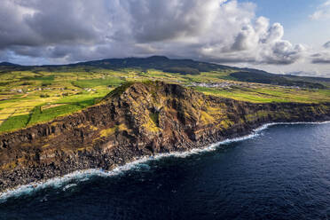 Luftaufnahme der Küste der Insel Terceira auf dem Azoren-Archipel, Portugal. - AAEF18134