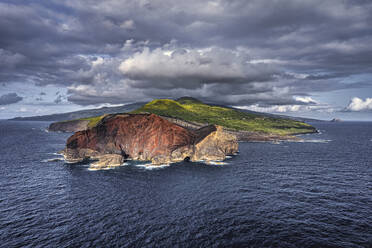 Luftaufnahme der Insel Ilha do Faial auf dem Azoren-Archipel, Portugal. - AAEF18135