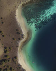 Luftaufnahme eines schwarzen Sandstrandes auf der Insel Komodo, Komodo-Nationalpark, Indonesien. - AAEF18146