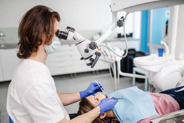 Eine Frau hat eine jährliche zahnärztliche Kontrolluntersuchung in einer Zahnarztpraxis. - HPIF14195