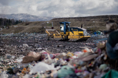 Müllwagen beim Entladen von Abfall auf einer Mülldeponie, Umweltkonzept, Raum kopieren. - HPIF14371