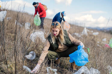 Gruppe von Aktivisten, die Müll in der Natur aufsammeln, Umweltverschmutzung und Plogging-Konzept. - HPIF14376