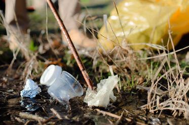 Nahaufnahme von Müllsammlungen in der Natur, Plogging-Konzept - HPIF14460