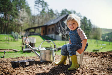 Glücklicher kleiner Junge bei der Arbeit im Garten, nachhaltiges Lebensstilkonzept. - HPIF14483