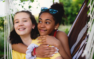 Frontansicht von fröhlichen jungen Teenager-Mädchen Freunde im Freien im Garten, ausruhen. - HPIF14595