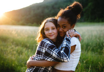 Frontansicht von fröhlichen jungen Teenager-Mädchen Freunde im Freien in der Natur, umarmen. - HPIF14659