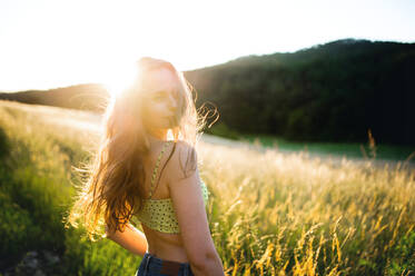 Porträt eines jungen Teenagers in der Natur bei Sonnenuntergang, Raum kopieren. - HPIF14855