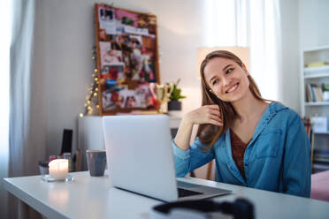 Schöne glückliche junge Mädchen mit Laptop sitzen und lächelnd, Online-Dating und Chat-Konzept. - HPIF15039