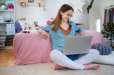 Schöne glückliche junge Mädchen mit Laptop sitzen und lächelnd, Online-Dating und Chat-Konzept. - HPIF15042